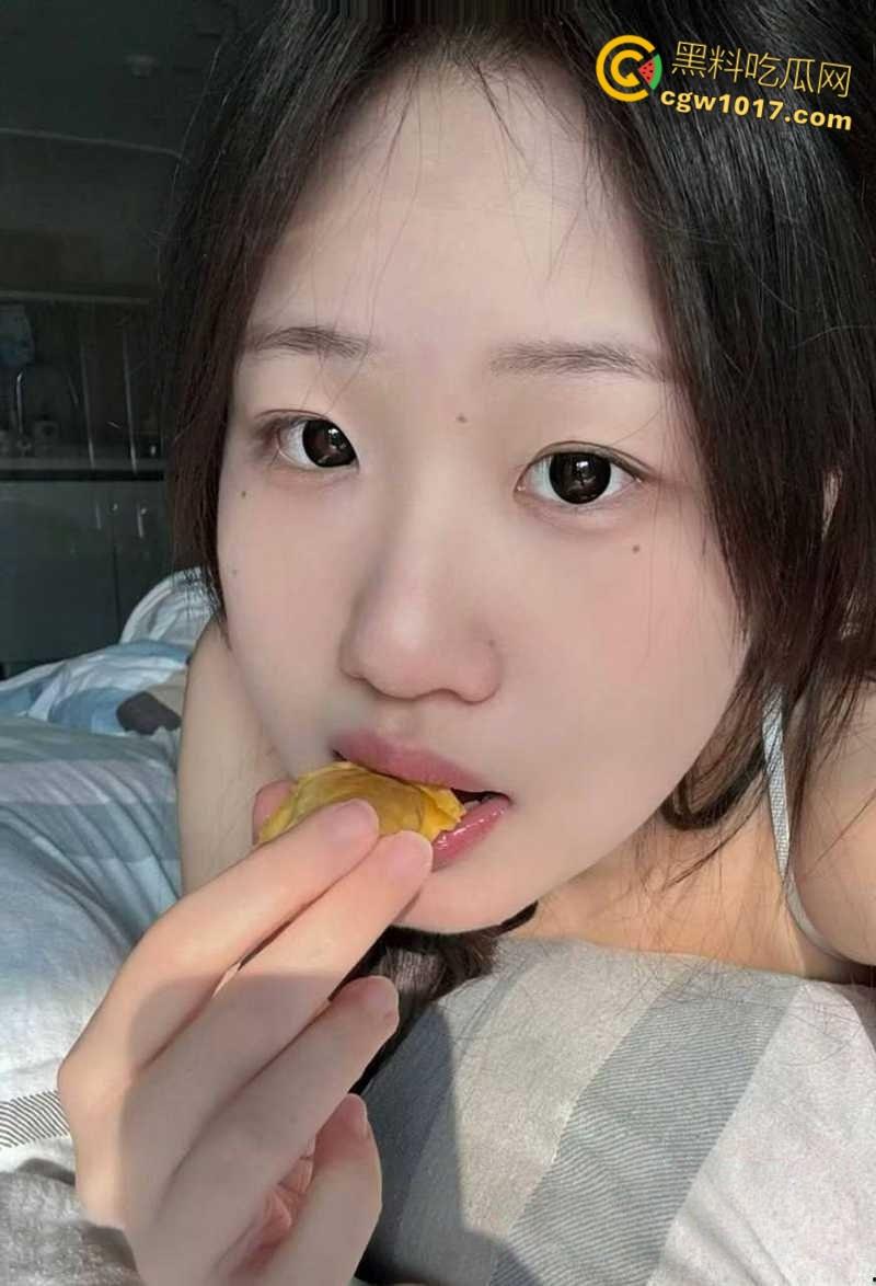 上海大奶甜妹【马雪莹】清纯少女初尝禁果,拍露脸裸片撩拨求操,玩骑乘后入被指奸撩阴,挨操还会吸吮手指!-4