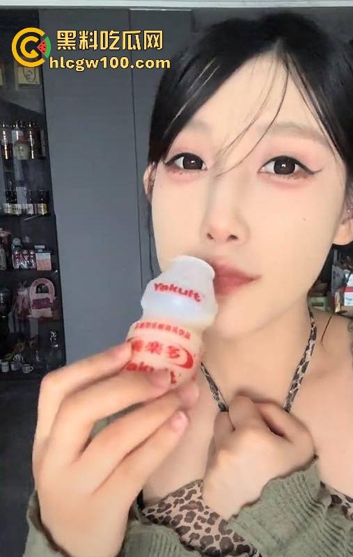 抖音反差母狗【王圆圆】骚气舞蹈视频流出,蕾丝透明装扭的真骚。-3