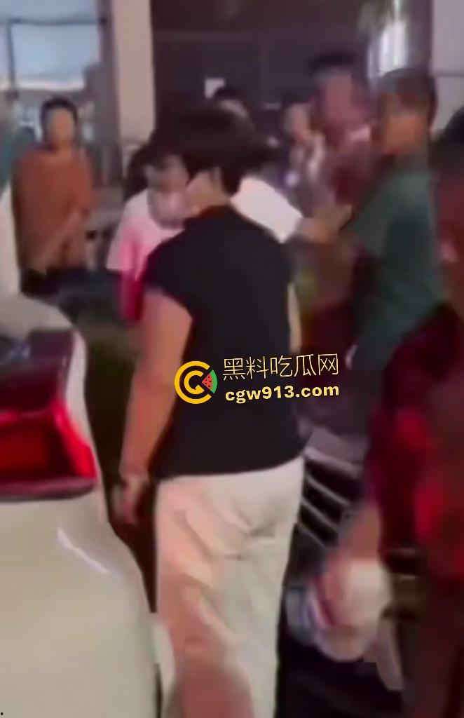 河南商丘乱伦被抓!婶婶勾搭外甥在车内翻云覆雨,家人到场抓奸打死渣男外甥,小男孩还护着禽兽老爸!-2