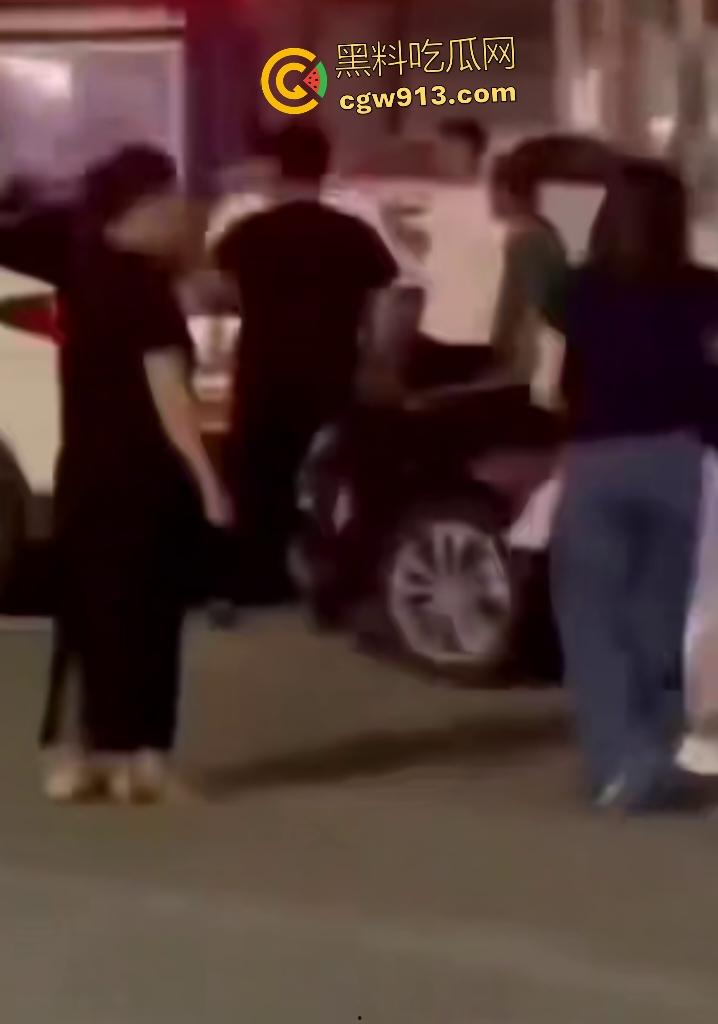 河南商丘乱伦被抓!婶婶勾搭外甥在车内翻云覆雨,家人到场抓奸打死渣男外甥,小男孩还护着禽兽老爸!-4