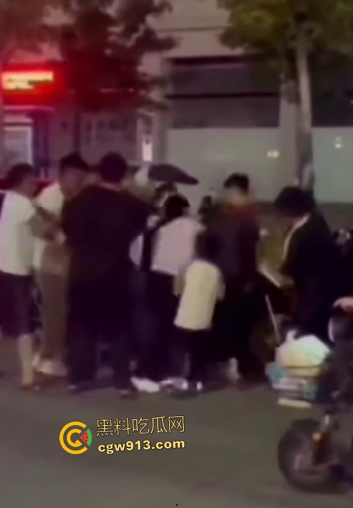 河南商丘乱伦被抓!婶婶勾搭外甥在车内翻云覆雨,家人到场抓奸打死渣男外甥,小男孩还护着禽兽老爸!-5