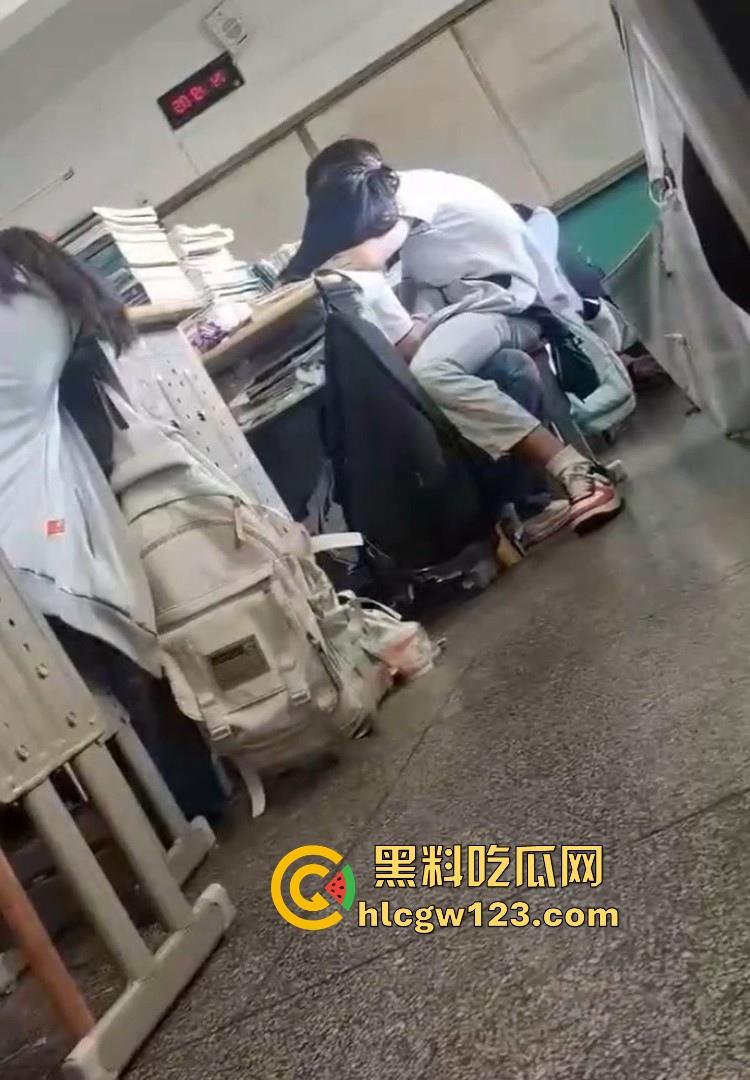 高考前一天教室激情! 高三情侣午休时间教室激情亲密互动 旁若无人的帮男友打着飞机 被偷拍仍继续!-1
