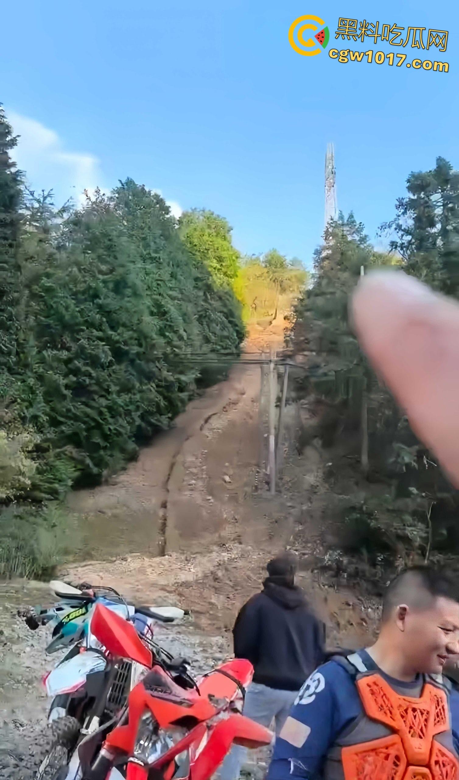 骑行摩托车的摩友意外发现,四明山深处惊现一具吊干尸,尸体已高度干瘪仅剩骨架,疑似死亡数月之久!-2