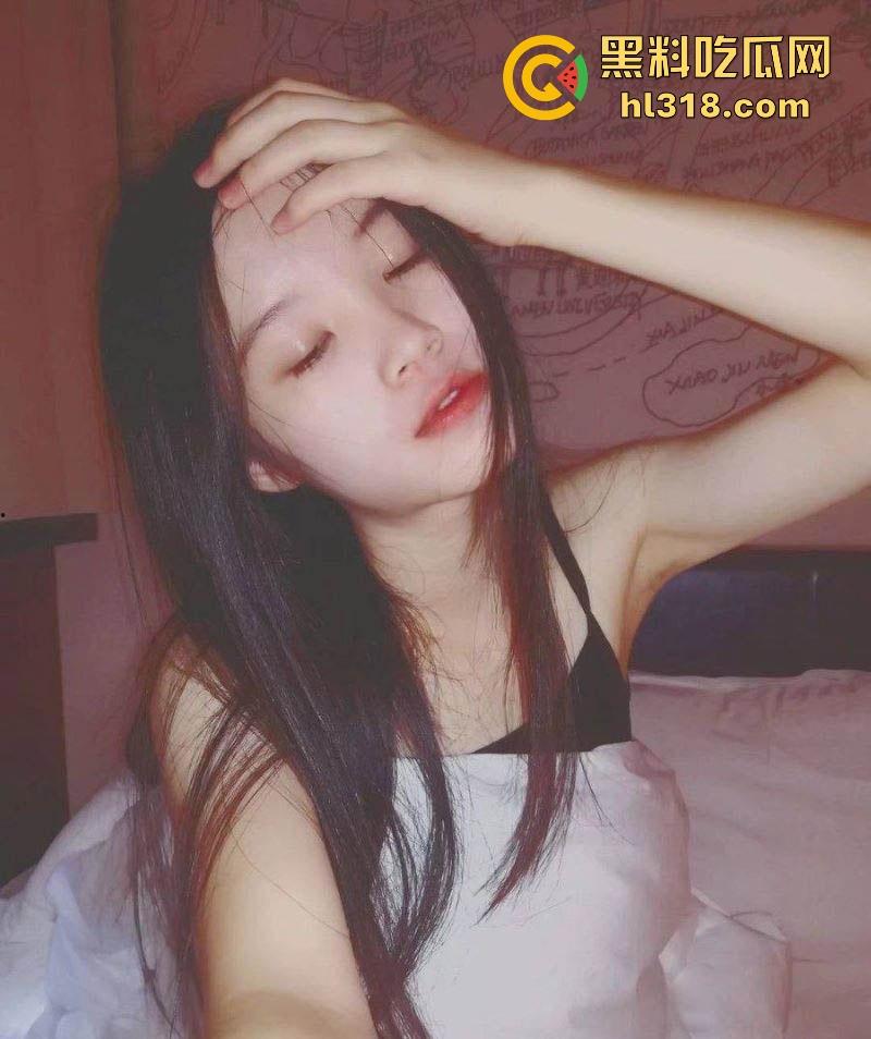 长沙清纯护士【欧阳雯怡】性爱视频曝光,黑丝眼镜母狗淫荡日常,饭桌台下口爆,床上淫水横流,极其淫荡!-1