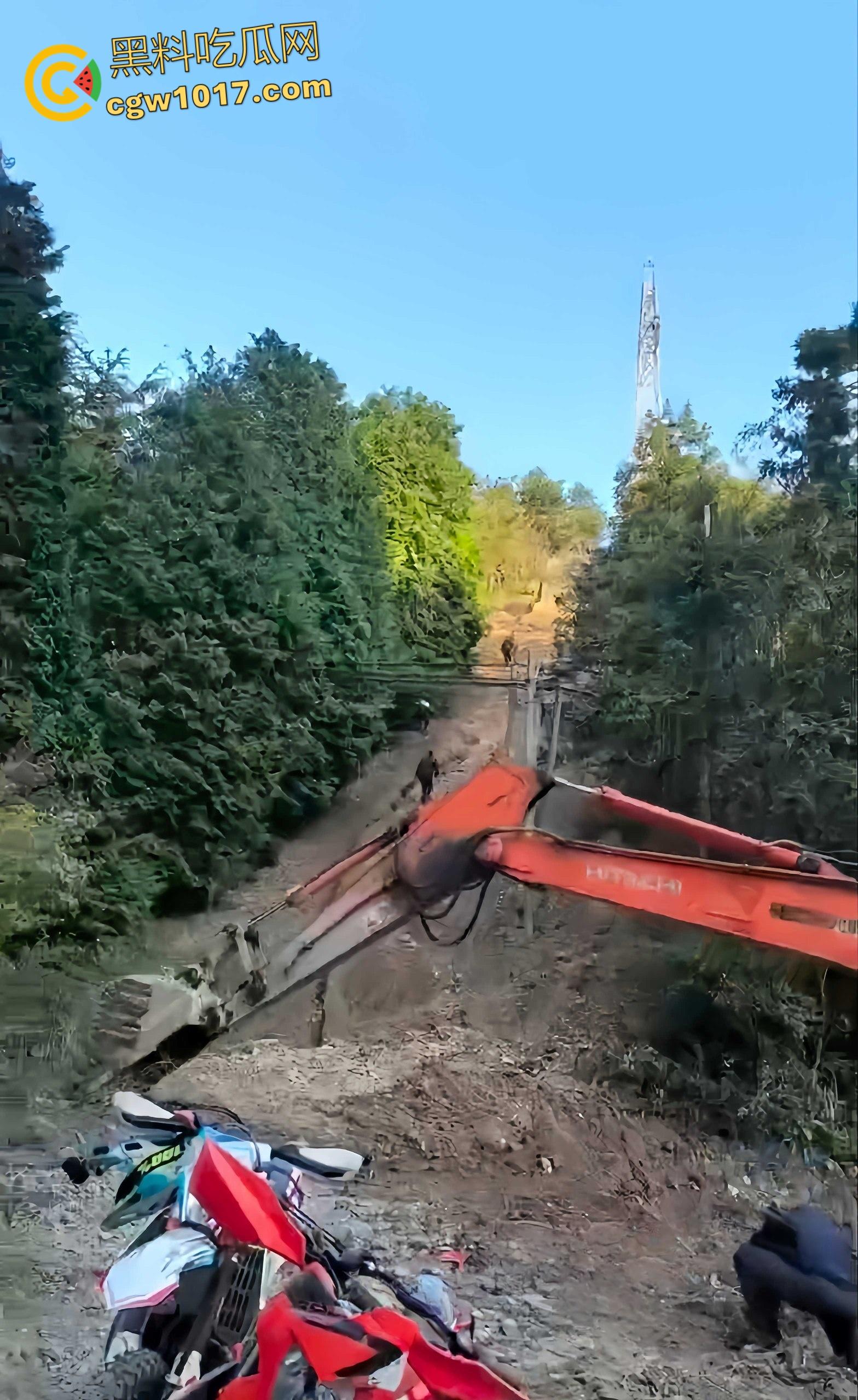 骑行摩托车的摩友意外发现,四明山深处惊现一具吊干尸,尸体已高度干瘪仅剩骨架,疑似死亡数月之久!-3