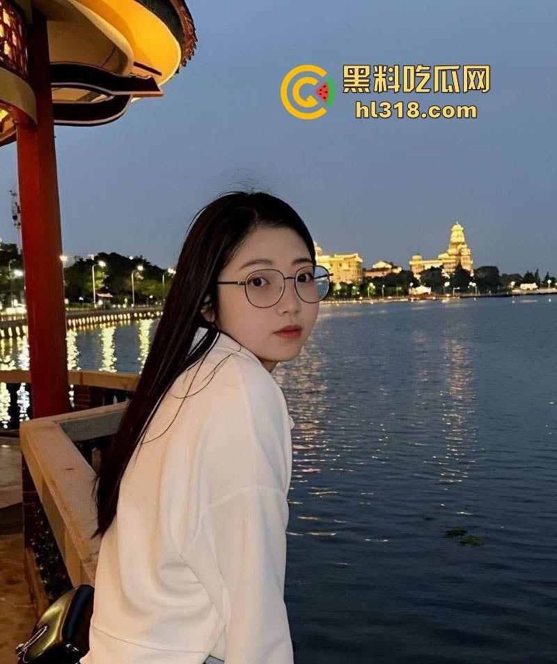 长沙清纯护士【欧阳雯怡】性爱视频曝光,黑丝眼镜母狗淫荡日常,饭桌台下口爆,床上淫水横流,极其淫荡!-3