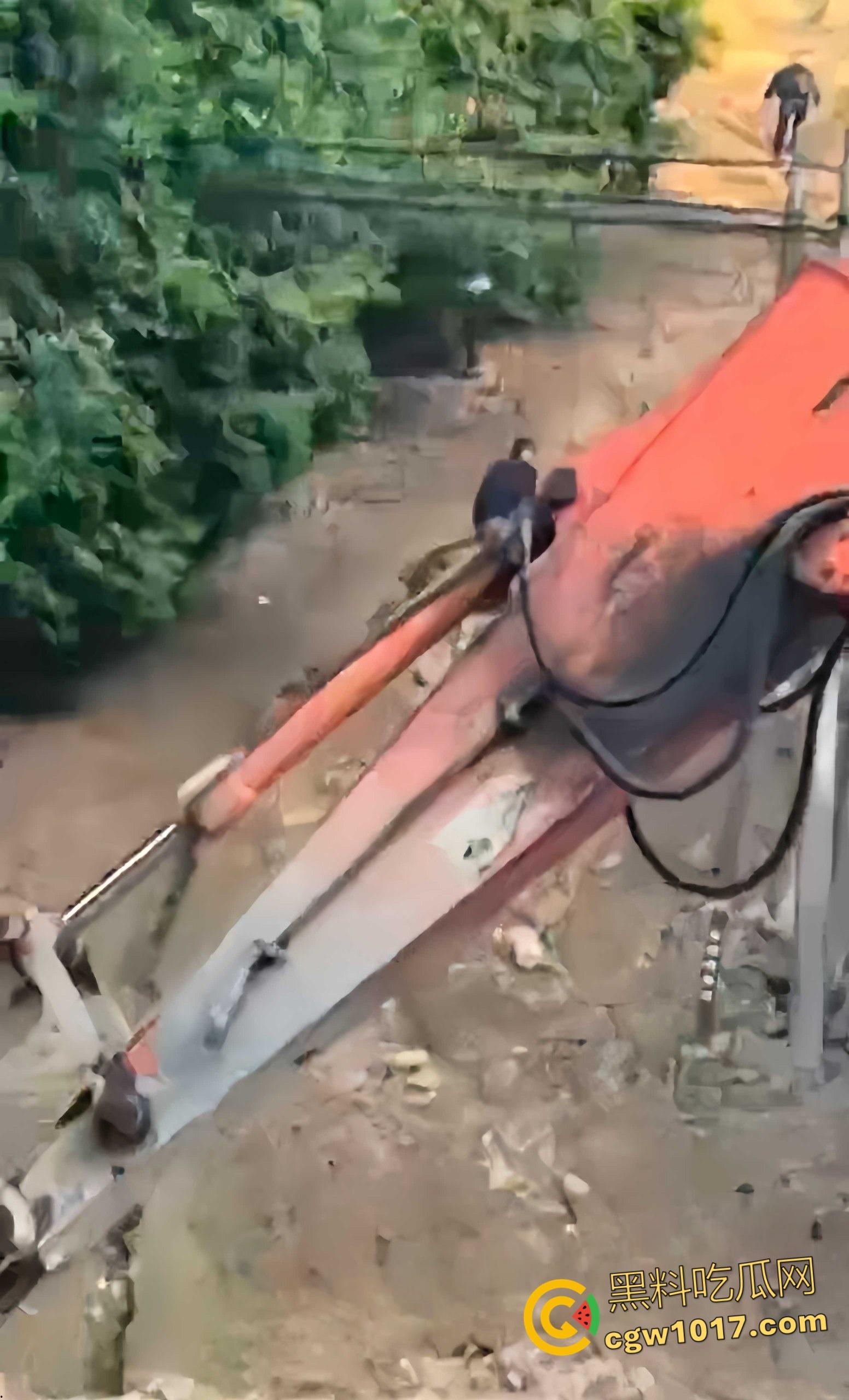 骑行摩托车的摩友意外发现,四明山深处惊现一具吊干尸,尸体已高度干瘪仅剩骨架,疑似死亡数月之久!-4