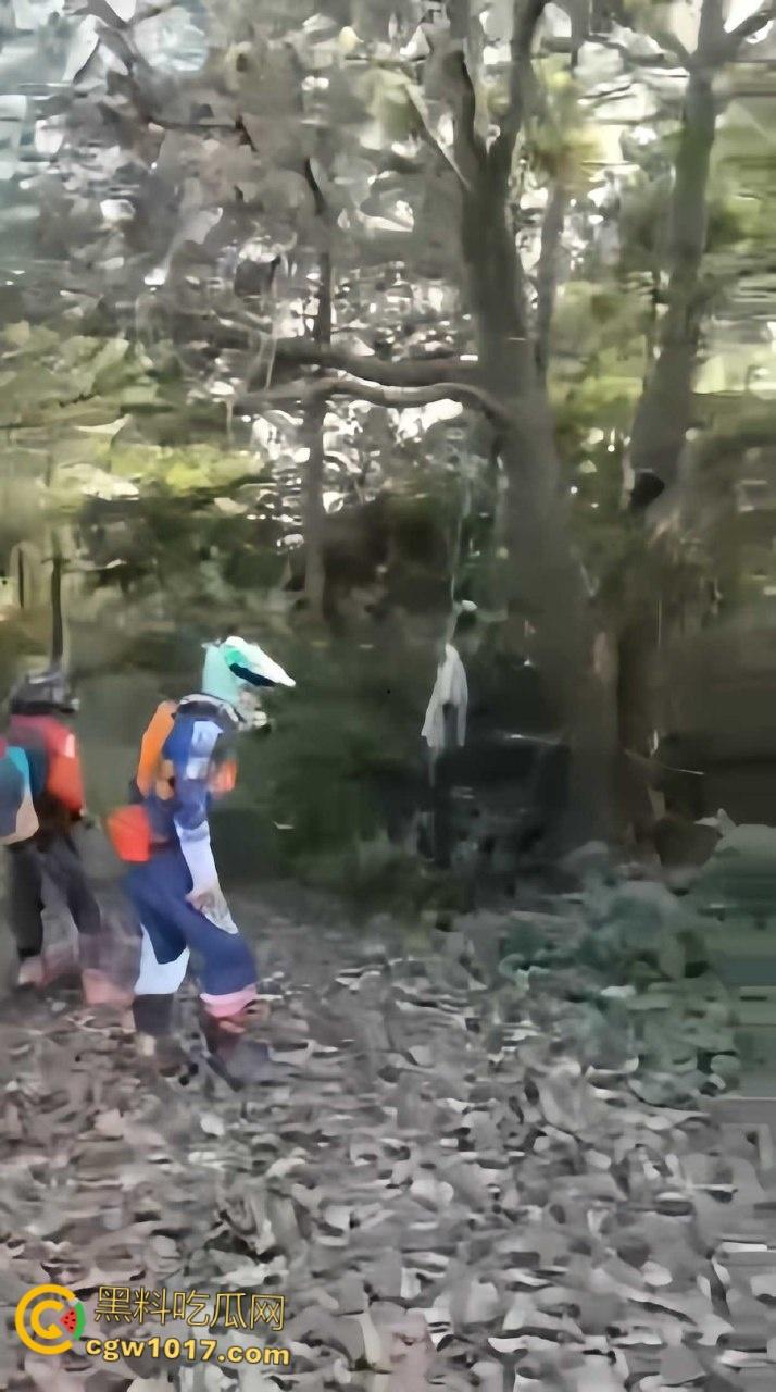 骑行摩托车的摩友意外发现,四明山深处惊现一具吊干尸,尸体已高度干瘪仅剩骨架,疑似死亡数月之久!-5