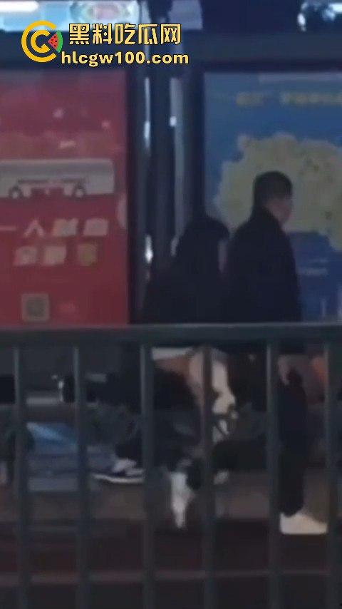 常州大学城公交车站情侣饥渴难耐当街啪啪，各种姿势变换无视路人视频内容劲爆全网疯传！！-1