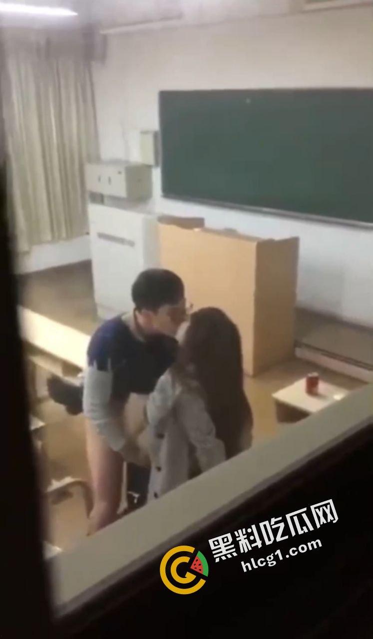 青春校园偷吃禁果大合集!教室 楼道发情做爱 一起来看看学生时期的悸动-7