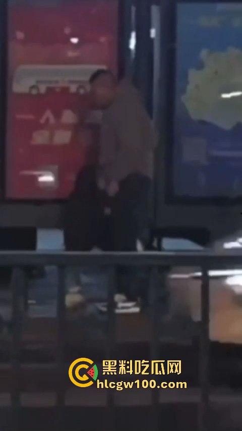 常州大学城公交车站情侣饥渴难耐当街啪啪，各种姿势变换无视路人视频内容劲爆全网疯传！！-5