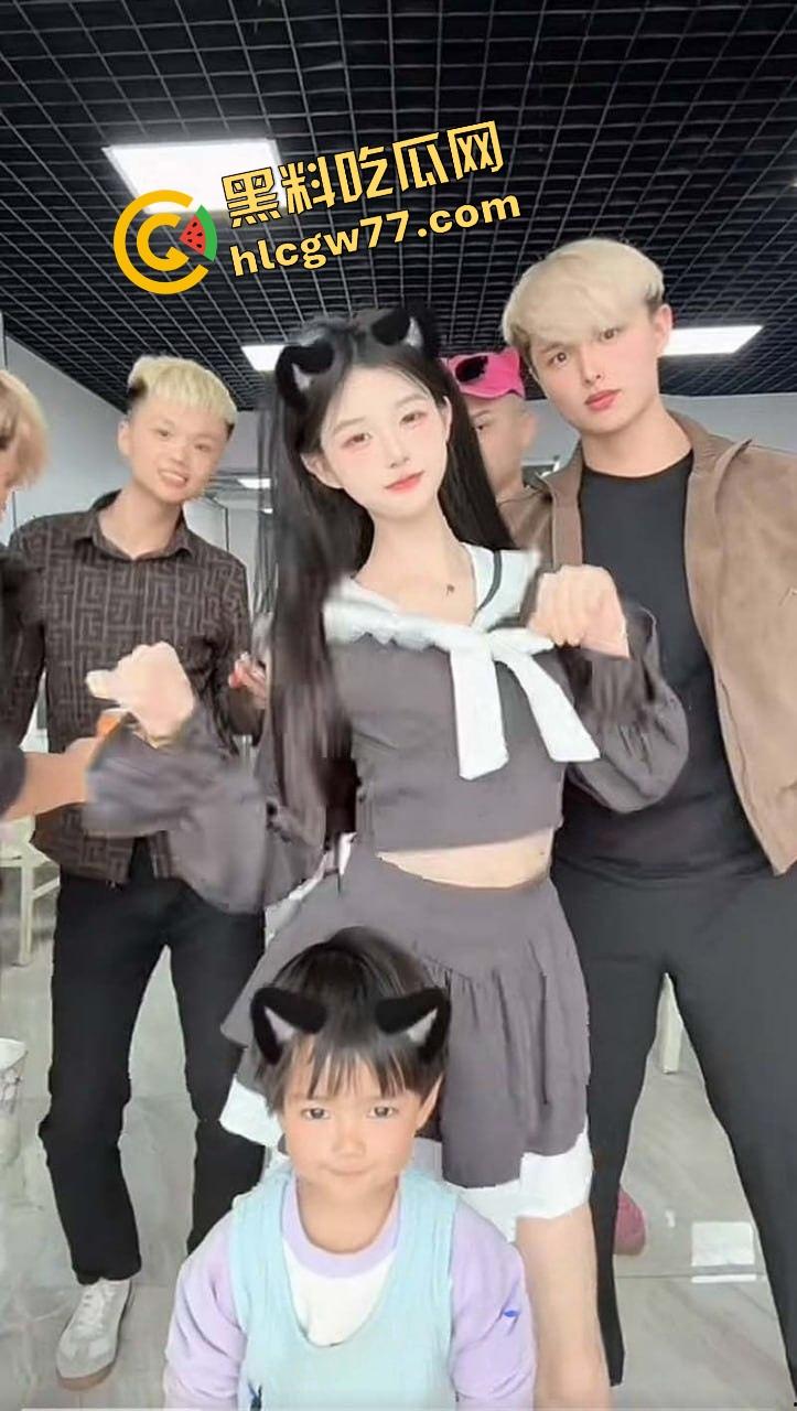 抖音清纯网红【诗颖】彻底崩了,拍视频是假,酒店趴体被精神小黄毛操成狗才是真!-10