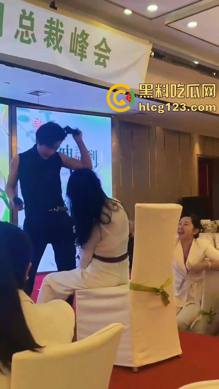 富婆中秋团建骚操作上线!点男模跳个擦边舞,晚上床上再深入交流业绩目标?-2