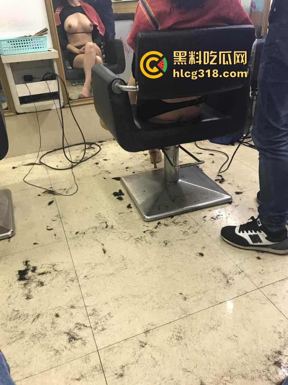 带性瘾炮友深夜发廊露出,坦露巨乳上演极限诱惑,无奈发型小哥一心剪发,只能独自品尝肥美白虎穴!-2