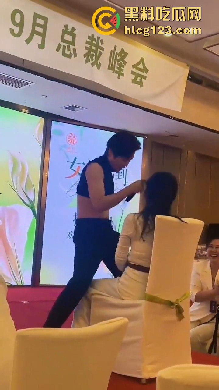 富婆中秋团建骚操作上线!点男模跳个擦边舞,晚上床上再深入交流业绩目标?-5