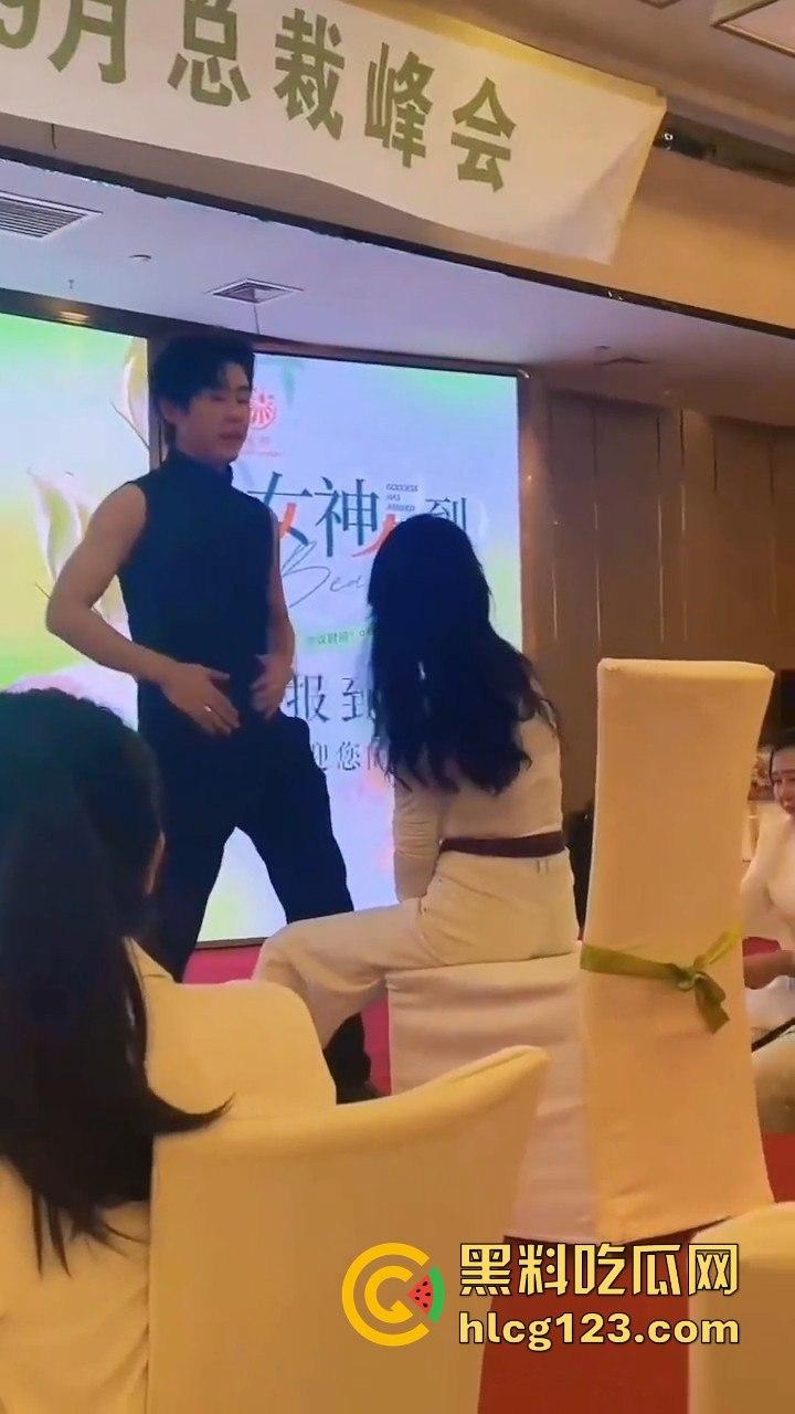 富婆中秋团建骚操作上线!点男模跳个擦边舞,晚上床上再深入交流业绩目标?-7