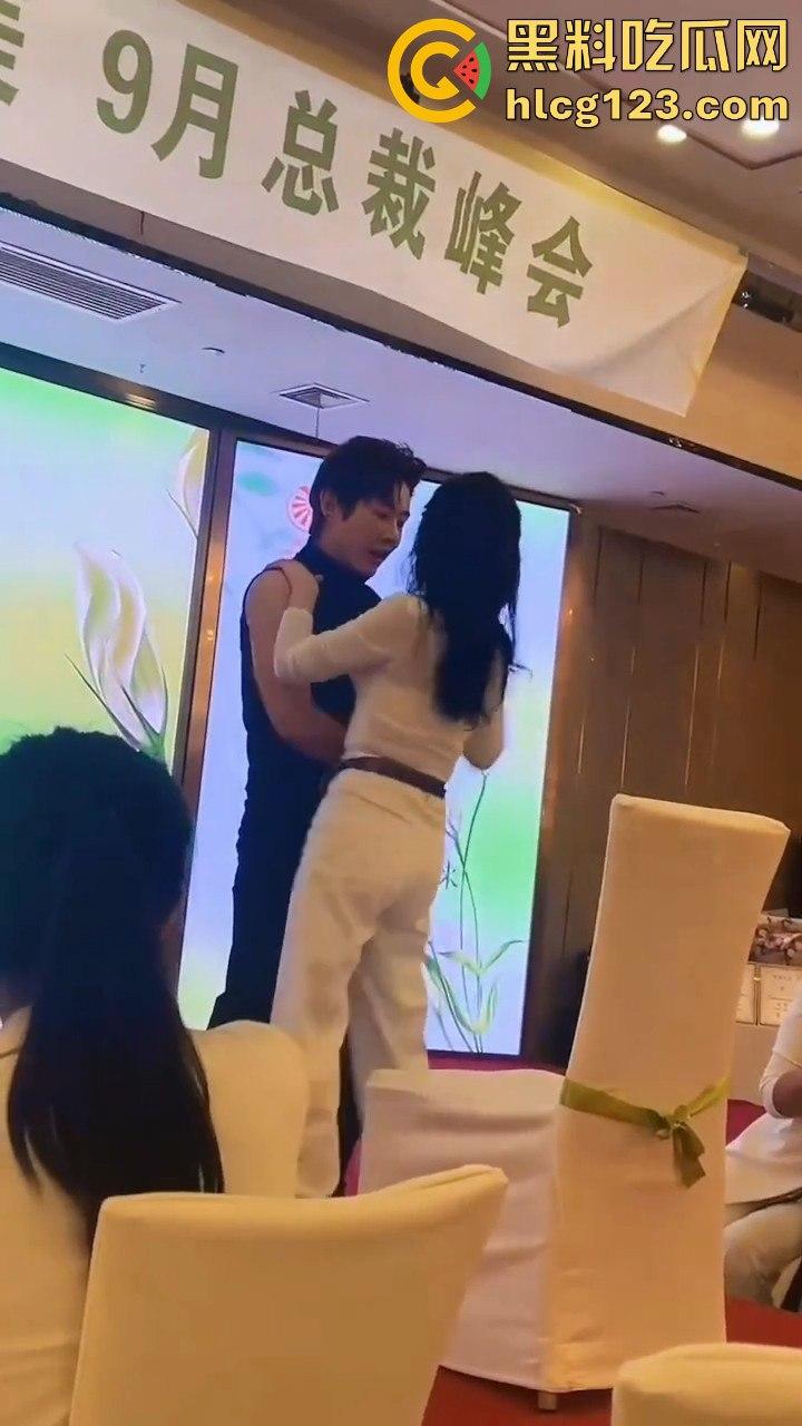 富婆中秋团建骚操作上线!点男模跳个擦边舞,晚上床上再深入交流业绩目标?-8