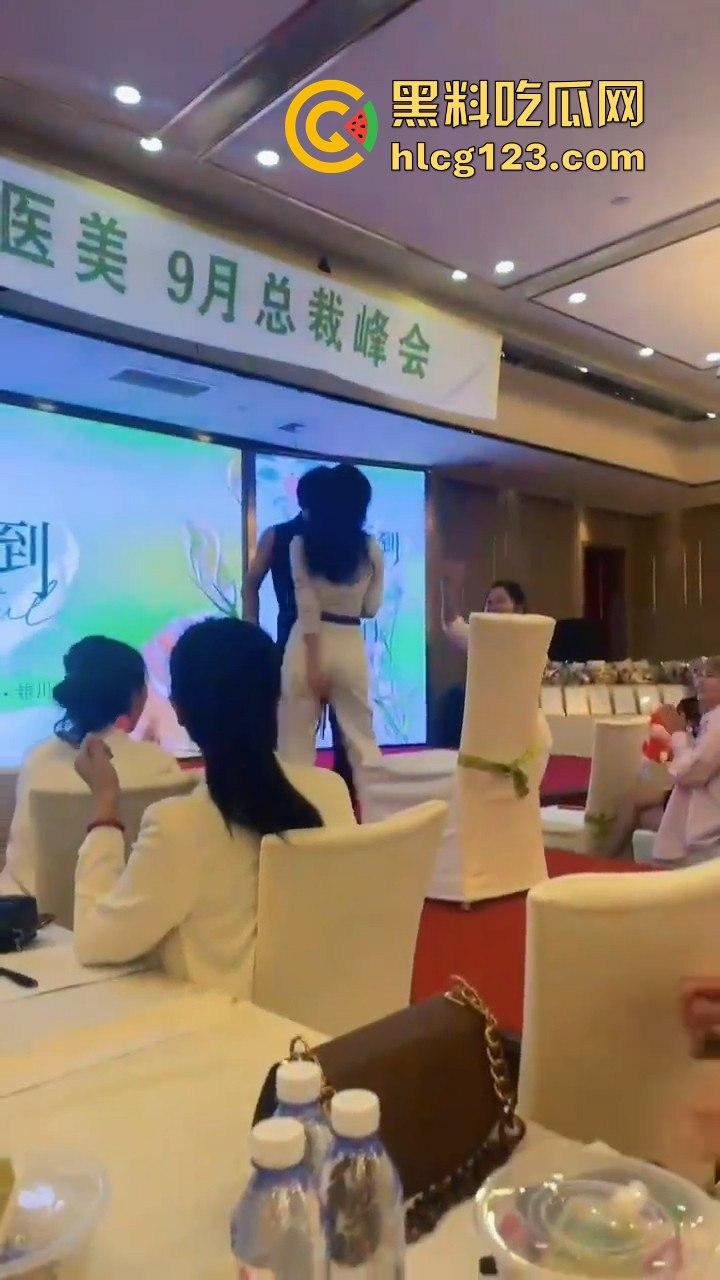 富婆中秋团建骚操作上线!点男模跳个擦边舞,晚上床上再深入交流业绩目标?-9