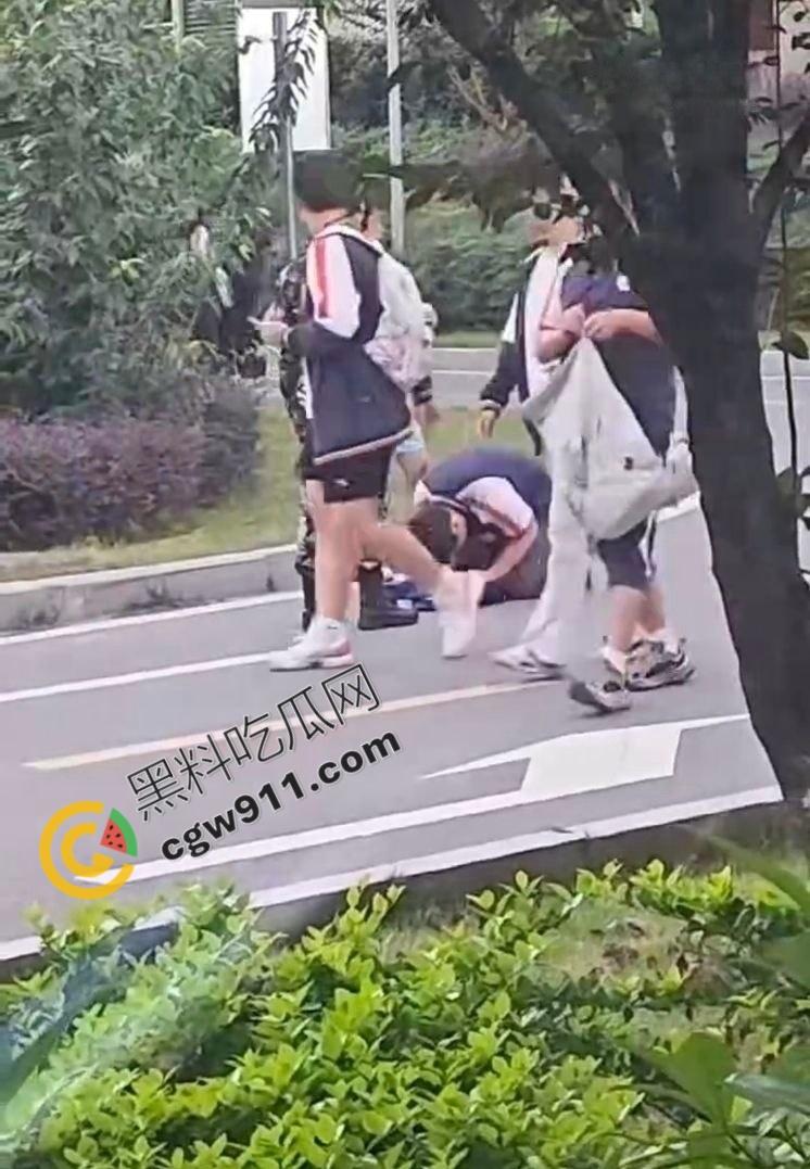 重庆渝北职教中心惊爆：学生匍匐磕头求饶，校园操场变凌辱场！慌乱、屈辱与冷漠共舞，教育光辉何时重现？-8