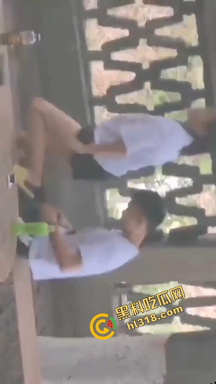 两高中生逃课白天公园偷开房,野战打炮连安全套都来不及戴,阳光下直接开始啪啪,青春期欲望根本藏不住!-4