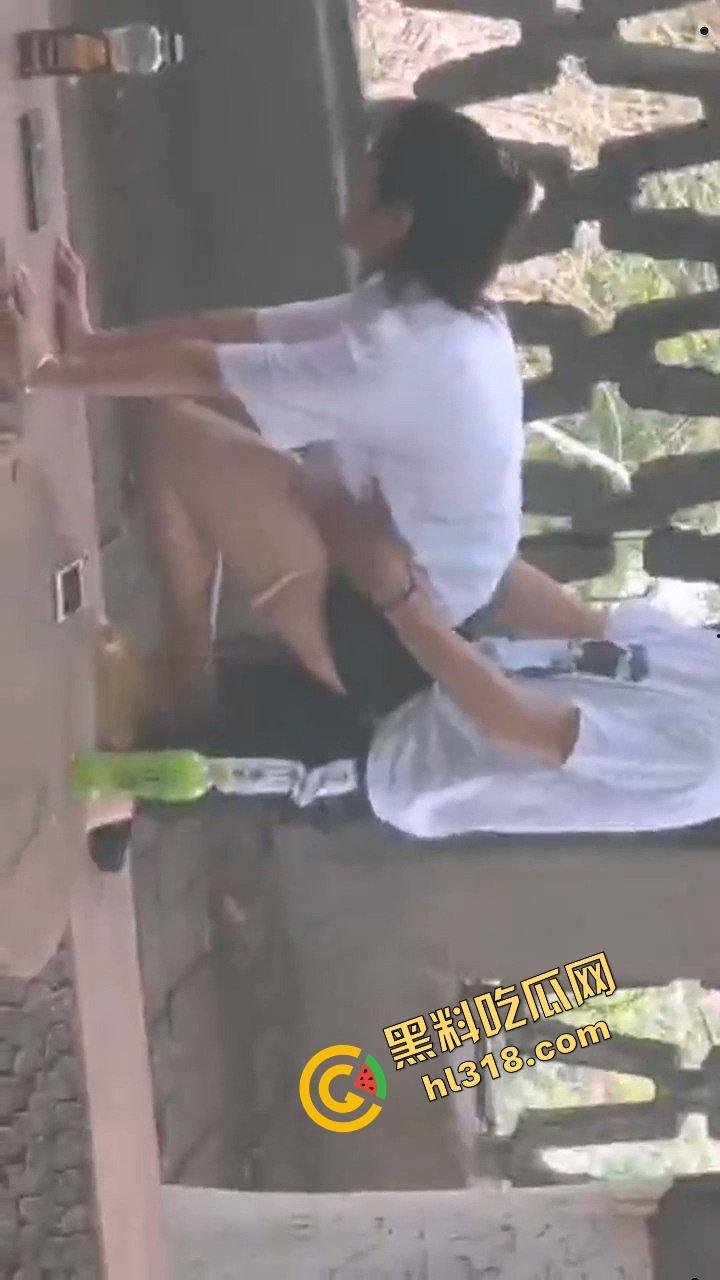 两高中生逃课白天公园偷开房,野战打炮连安全套都来不及戴,阳光下直接开始啪啪,青春期欲望根本藏不住!-7