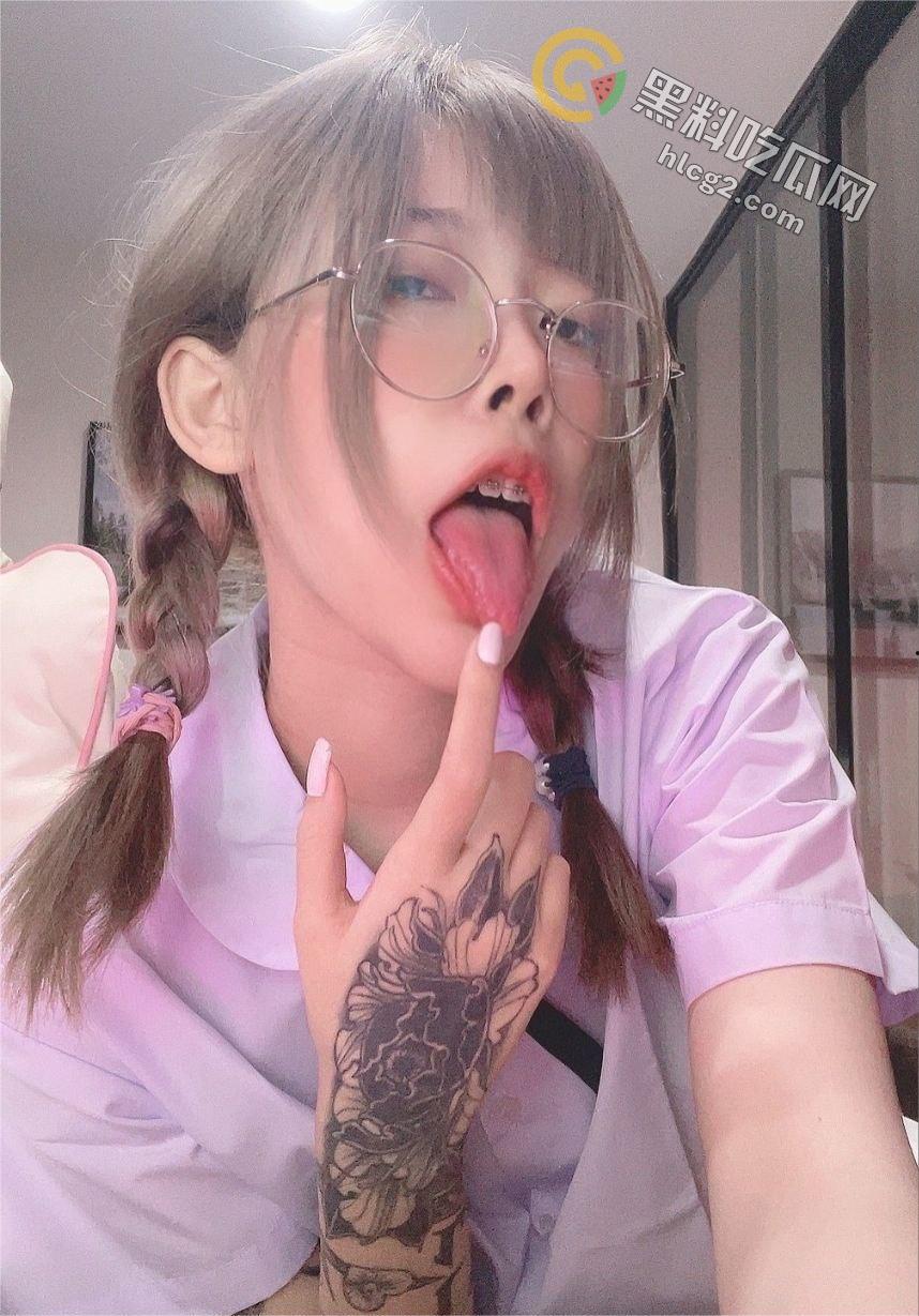 顶级纹身美女OnlyFans(xgina)性感蜜桃胸曝光:私密视频震撼网络-2