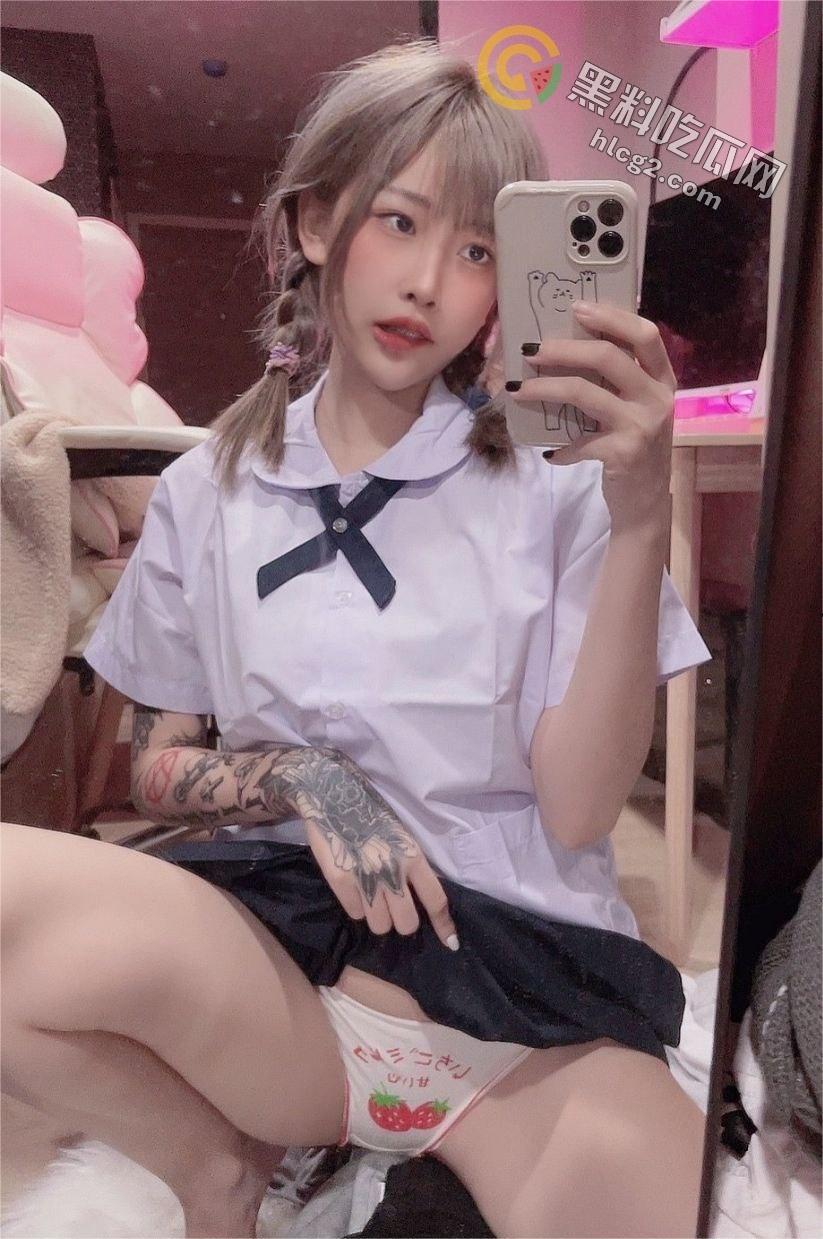 顶级纹身美女OnlyFans(xgina)性感蜜桃胸曝光:私密视频震撼网络-5