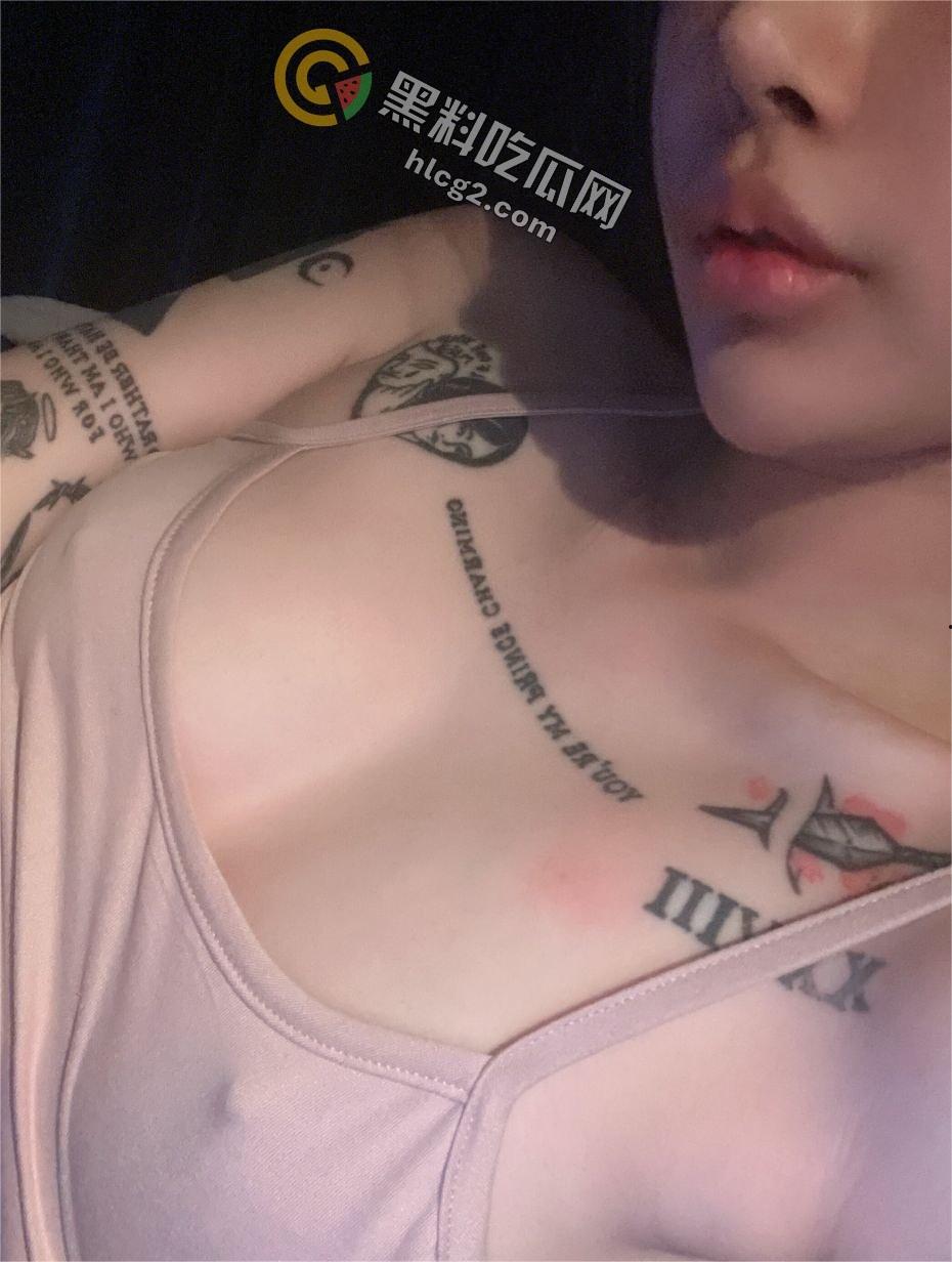 顶级纹身美女OnlyFans(xgina)性感蜜桃胸曝光:私密视频震撼网络-9