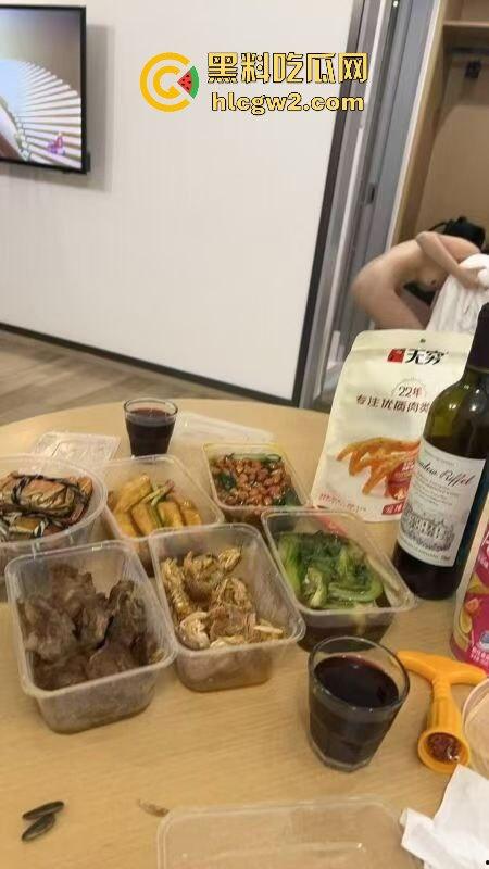 南通张芝山服装店老板娘『果小姐』一边被包养一边卖，金主包养被带绿帽子怒曝实锤，不雅视频全网疯传！-7