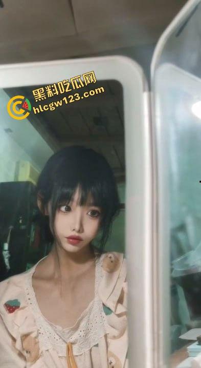 抖音20万粉丝擦边小妖精『大龙卷师』定制福利流出,178cm逆天长腿萝莉,挑逗骚技一套接一套!-4