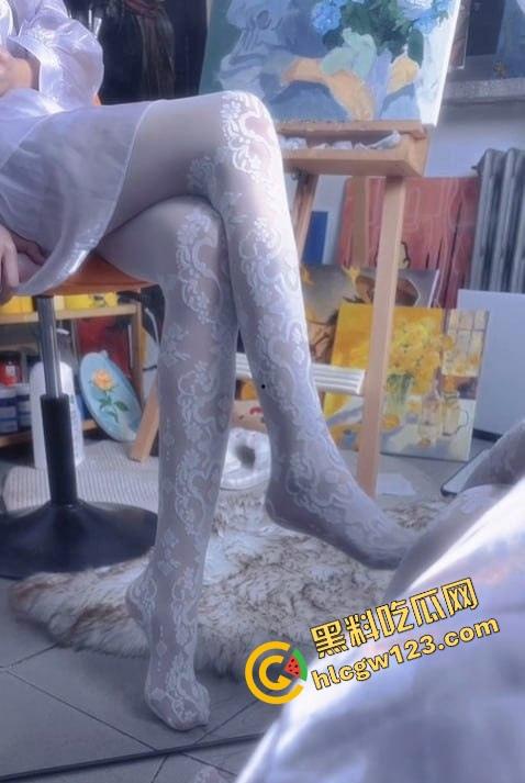 抖音20万粉丝擦边小妖精『大龙卷师』定制福利流出,178cm逆天长腿萝莉,挑逗骚技一套接一套!-8