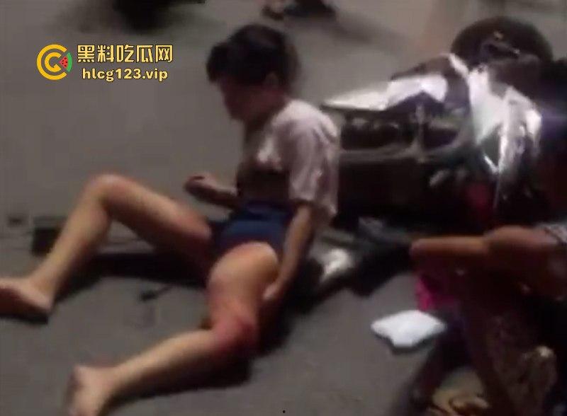 精神小伙带妹子“飙车炸街”耍帅 作死翘头致车祸 血腥现场视频流出!-7