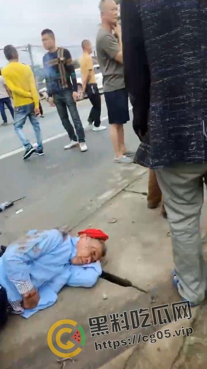 海南屯昌货车撞人 1死7伤 现场惨不忍睹 尸体受伤者遍地都是-3
