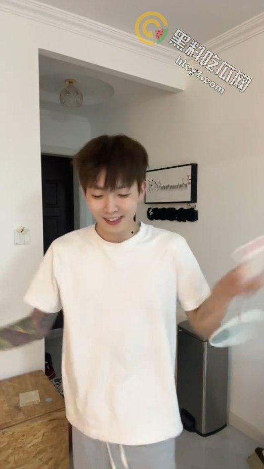 广东羽毛球教练【沈仔】因手机丢失被发现是同性恋,男男性爱视频被流出-3