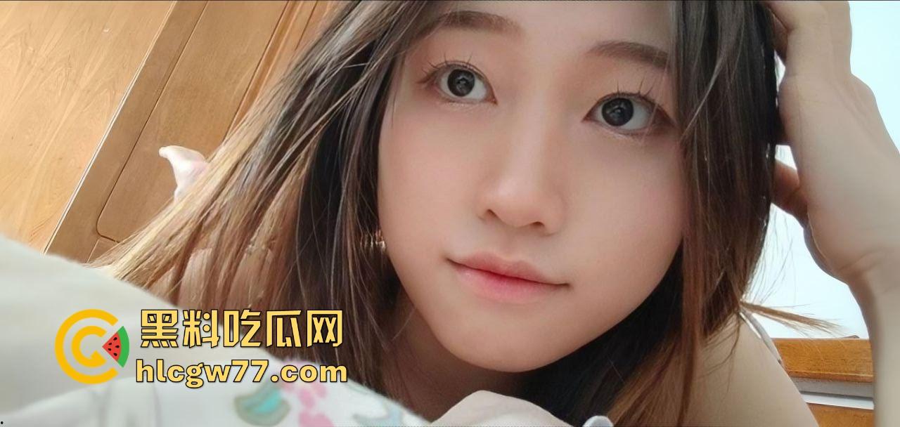 厦门大学大一学妹【魏小小】性爱视频曝光,清纯外表下藏着反差婊本性 虽是大学生但床上技术堪比女优!-1