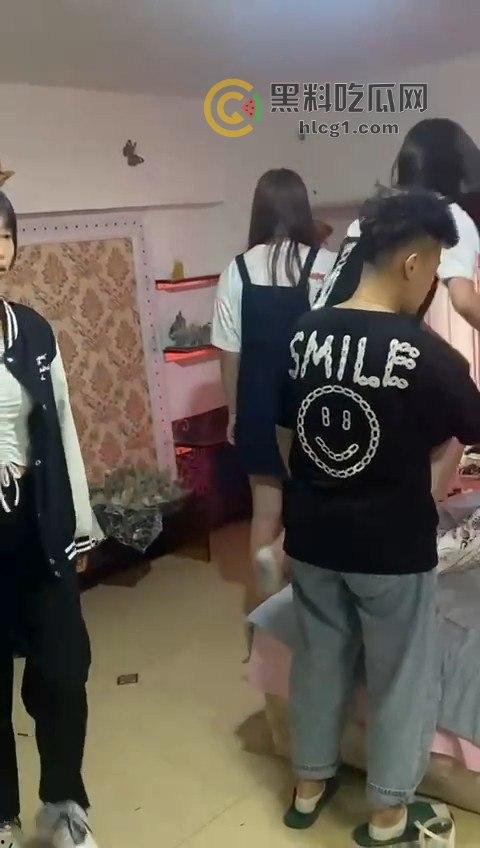 出租屋惊现霸凌事件!精神小伙小妹操控女孩,出租屋成霸凌舞台!-1