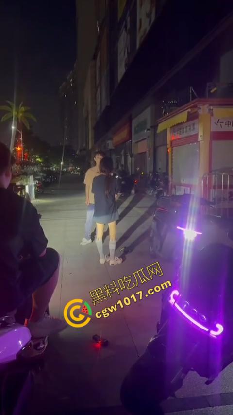 精神小伙街头怒打精神小妹被反杀，刀妹一刀穿心，鲜血喷溅三尺，现实惨剧震撼人心！-2