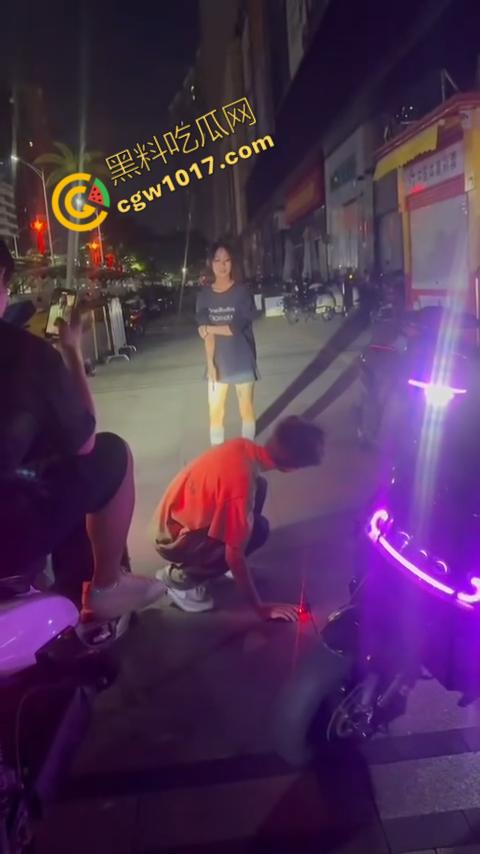 精神小伙街头怒打精神小妹被反杀，刀妹一刀穿心，鲜血喷溅三尺，现实惨剧震撼人心！-4