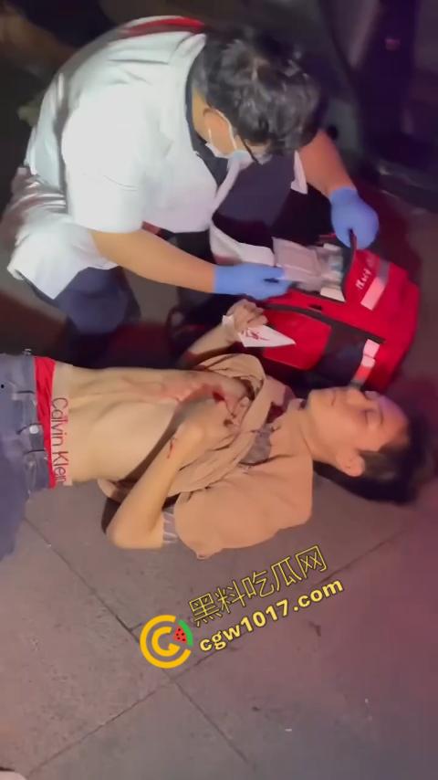 精神小伙街头怒打精神小妹被反杀，刀妹一刀穿心，鲜血喷溅三尺，现实惨剧震撼人心！-8