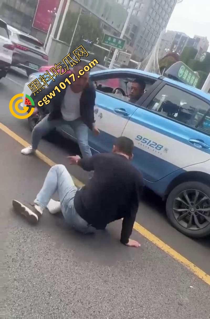 路怒症吵架秒变杀人现场!拔刀猛捅对面司机腹部,鲜血狂喷只能捂着肚子赶紧逃命!-2