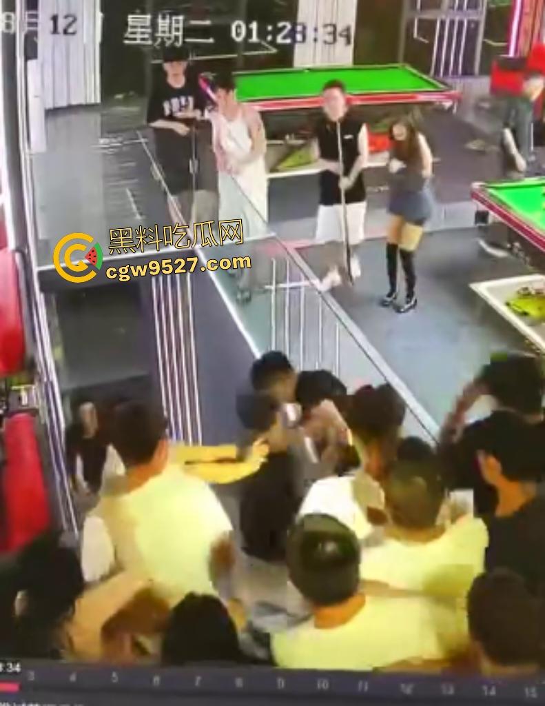 云南台球室血腥斗殴!黑衣男怒召兄弟暴揍一人,台球杆打头断裂,老板说打坏你们五五分!-1