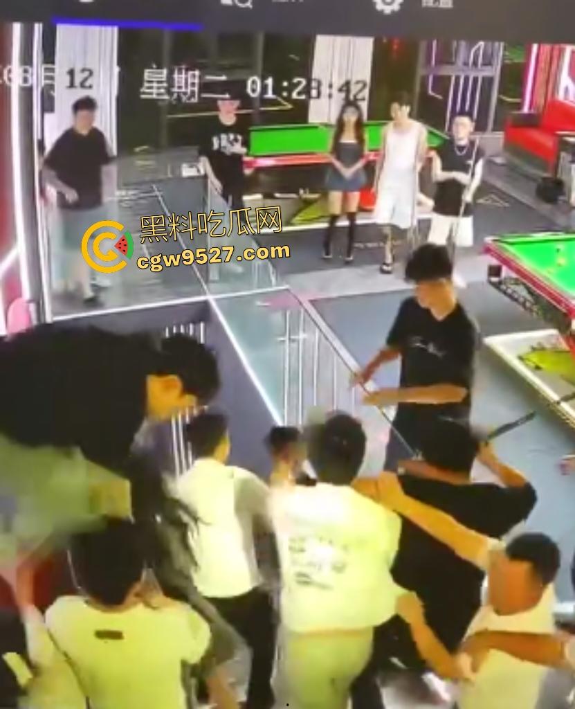 云南台球室血腥斗殴!黑衣男怒召兄弟暴揍一人,台球杆打头断裂,老板说打坏你们五五分!-2
