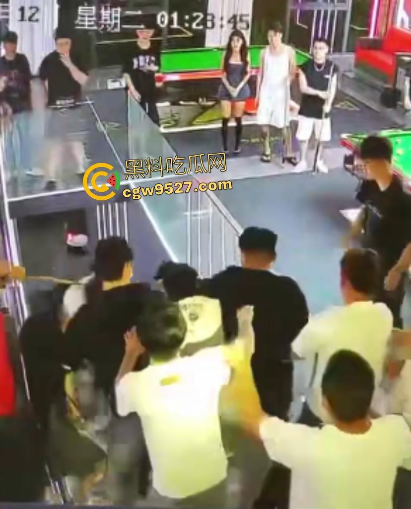 云南台球室血腥斗殴!黑衣男怒召兄弟暴揍一人,台球杆打头断裂,老板说打坏你们五五分!-3