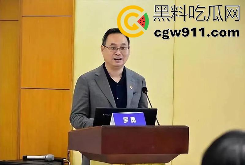 中山市民众医院原副院长【罗勇】,在宾馆给下属女儿治疗痔疮,女上位抽插嫩穴,针孔摄像头拍下全过程!-1