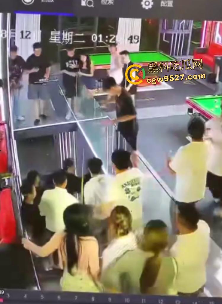 云南台球室血腥斗殴!黑衣男怒召兄弟暴揍一人,台球杆打头断裂,老板说打坏你们五五分!-4