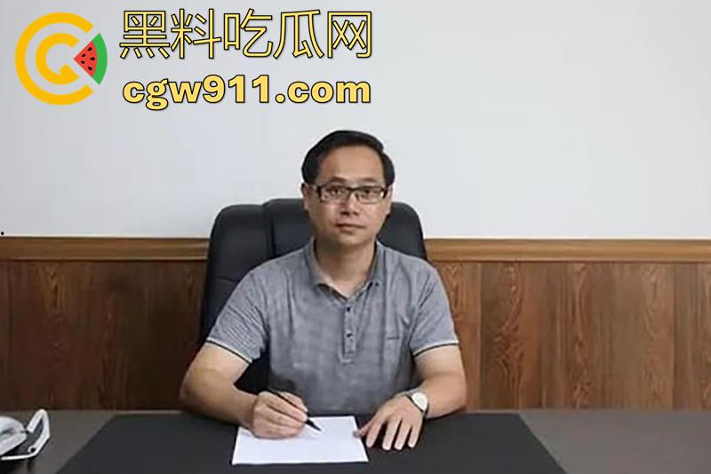 中山市民众医院原副院长【罗勇】,在宾馆给下属女儿治疗痔疮,女上位抽插嫩穴,针孔摄像头拍下全过程!-2