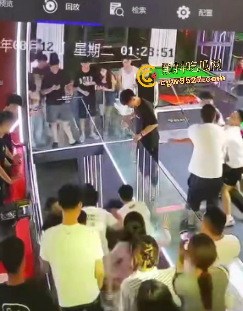 云南台球室血腥斗殴!黑衣男怒召兄弟暴揍一人,台球杆打头断裂,老板说打坏你们五五分!-5