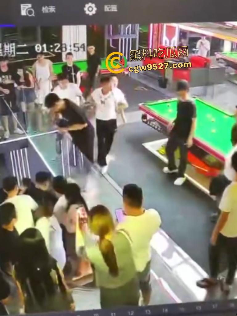 云南台球室血腥斗殴!黑衣男怒召兄弟暴揍一人,台球杆打头断裂,老板说打坏你们五五分!-6