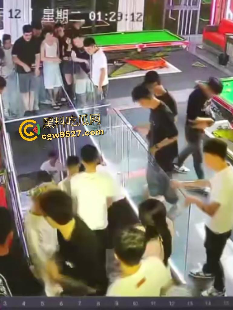 云南台球室血腥斗殴!黑衣男怒召兄弟暴揍一人,台球杆打头断裂,老板说打坏你们五五分!-7