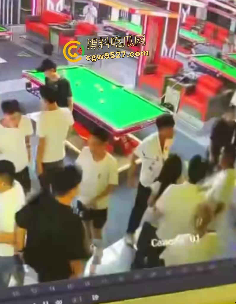 云南台球室血腥斗殴!黑衣男怒召兄弟暴揍一人,台球杆打头断裂,老板说打坏你们五五分!-8